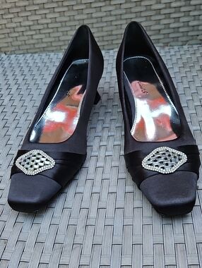 easy street Alive 5 Black Satin Pump with Rhinestone Accent Size 11 M